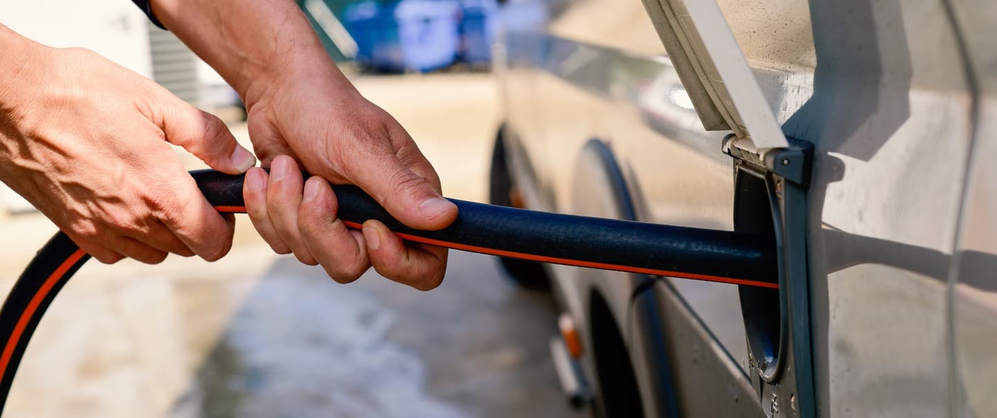 camper-water-refilling